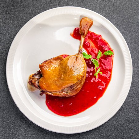 Entenconfit Fleischkeule, Rote-Beeren-Sauce Essen Snack auf dem Tisch kopieren Weltraum Lebensmittel Hintergrund 