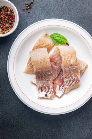 Foto de Mariscos pescado fresco carbonero filete comida cruda aperitivo en la mesa copiar espacio alimentos fondo - Imagen libre de derechos