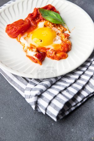 Foto de Huevo frito tomate shakshuk desayuno huevos vegetal comida aperitivo en la mesa copiar espacio alimentos fondo superior - Imagen libre de derechos