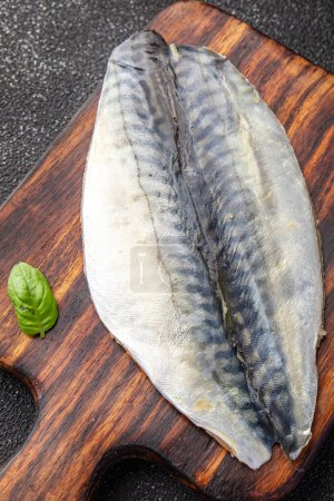 roher Fisch Makrelenfilet rohe Meeresfrüchte Kochen Mahlzeit auf dem Tisch kopieren Raum Lebensmittel Hintergrund oben