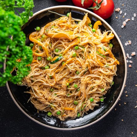 Reisnudeln Gemüse Asiatisches Gericht frisch ausgesuchte Mahlzeit Snack auf dem Tisch kopieren Raum Lebensmittel Hintergrund rustikal Draufsicht