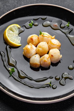 Téléchargez les photos : Sea scallops fried seafood healthy meal food snack on the table copy space food background rustic top view - en image libre de droit