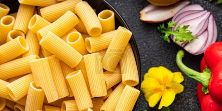 Téléchargez les photos : Rigatoni raw pasta healthy meal food snack on the table copy space food background rustic top view - en image libre de droit
