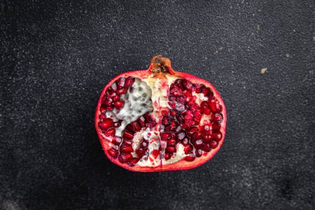 Téléchargez les photos : Pomegranate fruit fresh red sweet berry healthy meal food snack on the table copy space food background rustic top view - en image libre de droit