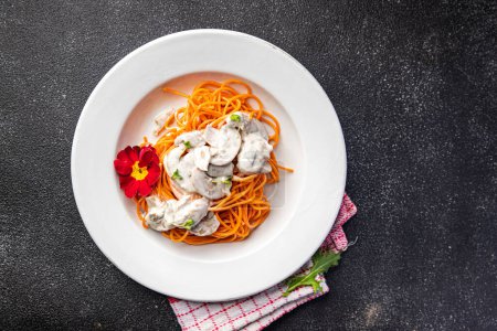 Foto de Espaguetis tomate pasta champiñones comida comida snack en la mesa copiar espacio comida fondo rústico vista superior - Imagen libre de derechos