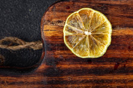 Téléchargez les photos : Tranches de citron séchées repas collation sur la table copier espace nourriture fond rustique vue de dessus - en image libre de droit