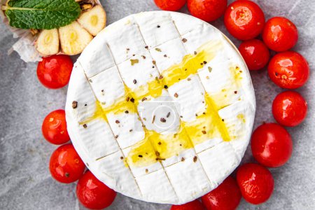 fromage cuit Brie ou Camembert, tomate, ail et herbes repas santé collation sur la table copier espace nourriture arrière-plan rustique vue dessus