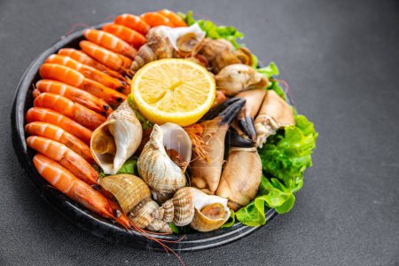 Meeresfrüchteteller Garnelen, Krabbenkralle, Venusmuschel, Rapan, Trompeter Weichtier Mahlzeit Snack auf dem Tisch kopieren Raum Lebensmittel Hintergrund rustikale Ansicht von oben