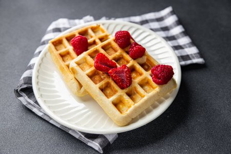 Foto de Gofres belga o americano waffles desayuno o dulce postre comida snack en la mesa copiar espacio comida fondo rústico vista superior - Imagen libre de derechos