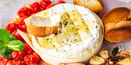 fromage à pâte molle Brie ou Camembert tomate, ail et herbes repas collation sur la table copier espace nourriture arrière-plan rustique vue dessus