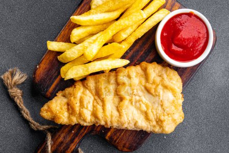 Fish and Chips Pommes frites frittiert Fast Food Mahlzeit Snack auf dem Tisch kopieren Raum Lebensmittel Hintergrund rustikal Draufsicht