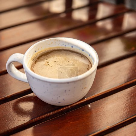Foto de Taza de café caliente al aire libre flor fondo copia espacio comida rústica vista superior - Imagen libre de derechos