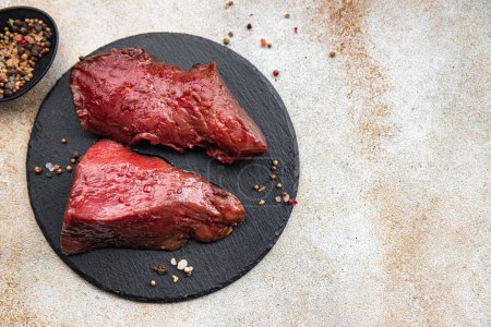 rohes Rindfleisch frisches Fleisch Kalbfleisch gesunde Mahlzeit Snack auf dem Tisch kopieren Raum Lebensmittel Hintergrund rustikal Draufsicht Keto oder Paläo-Diät