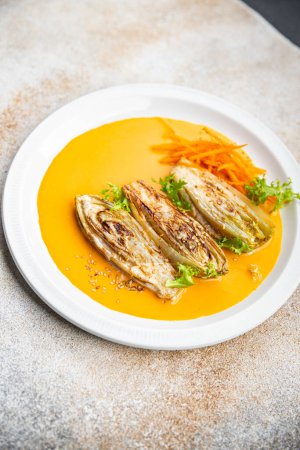 Chicorée Gericht geschmort Gemüse Mahlzeit Lebensmittel Snack auf dem Tisch kopieren Raum Lebensmittel Hintergrund rustikal Draufsicht
