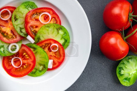 Téléchargez les photos : Salade de tomates plat de légumes rouge et vert repas sain collation sur la table copier espace nourriture arrière-plan rustique vue dessus - en image libre de droit
