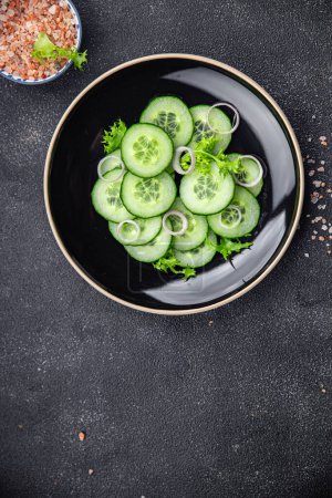 concombre salade verte repas de légumes frais collation sur la table copier espace nourriture fond rustique vue dessus
