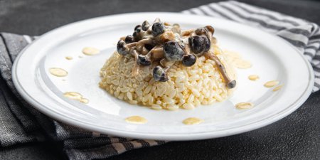 Reis Pilz Sause Risotto Mahlzeit Essen Snack auf dem Tisch kopieren Raum Lebensmittel Hintergrund rustikal Draufsicht