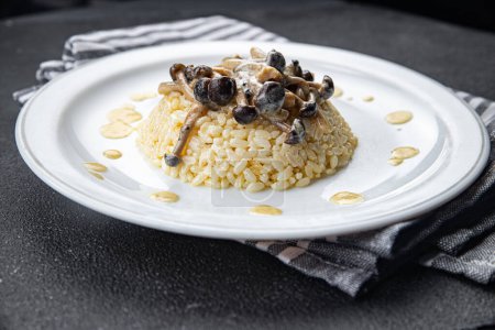 Pilzreis Risotto Wurst Mahlzeit Snack auf dem Tisch kopieren Raum Lebensmittel Hintergrund rustikal Draufsicht