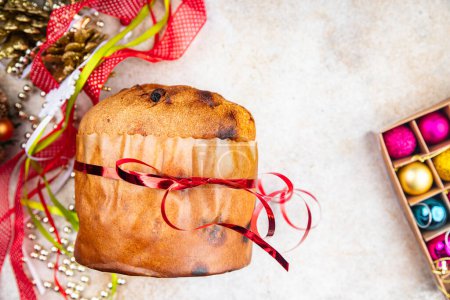 Foto de Panetone dulce Navidad pastel vacaciones hornear postre nuevo año tratar comida snack en la mesa copiar espacio comida fondo rústico vista superior - Imagen libre de derechos