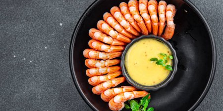 Téléchargez les photos : Crevettes fraîches fruits de mer crevettes décortiquées repas crevettes collation sur la table - en image libre de droit