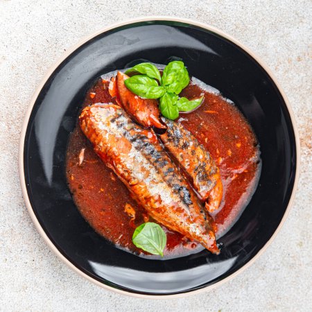 leckere Makrele Tomatensauce und Basilikum frische Fischkonserven Meeresfrüchte essen Kochen Vorspeise Mahlzeit Snack auf dem Tisch kopieren Raum Lebensmittel Hintergrund rustikal von oben Ansicht