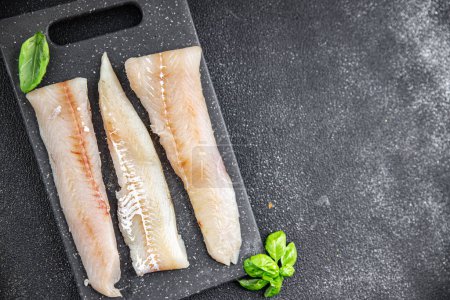 Blauer Wittling Fischfilet frische Meeresfrüchte gesunde Ernährung Kochen Vorspeise Mahlzeit Lebensmittel Snack auf dem Tisch kopieren Raum Lebensmittel Hintergrund rustikal von oben Ansicht