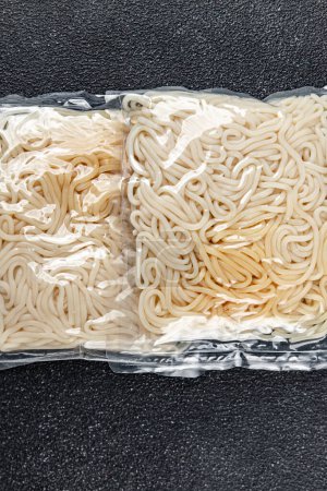 udon verpackt Nudeln japanische Küche Weizenmehl lecker frisch gesund essen Kochen Vorspeise Mahlzeit Essen Snack auf dem Tisch kopieren Raum Lebensmittel Hintergrund rustikal von oben Ansicht