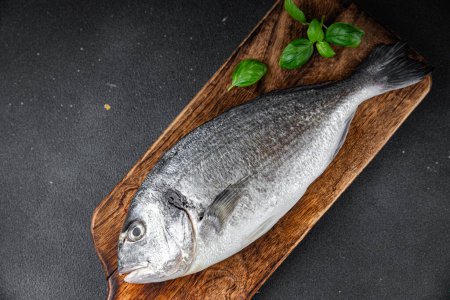 Dorade roh Fisch Meeresfrüchte frisch essen Kochen Mahlzeit Essen Snack auf dem Tisch kopieren Raum Lebensmittel Hintergrund rustikal Draufsicht