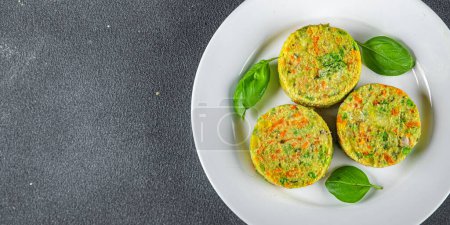 vegetarisches Schnitzel Gemüsekarotten, Brokkoli, Kartoffeln frisches veganes Essen leckere gesunde Ernährung Mahlzeit Snack auf dem Tisch kopieren Weltraum Lebensmittel Hintergrund rustikal 
