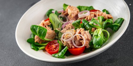 Salat Thunfisch, Tomate, grüner Blattsalat gesunde Ernährung Kochen Vorspeise Mahlzeit Snack auf dem Tisch kopieren Raum Lebensmittel Hintergrund rustikal