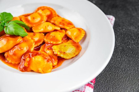 ravioles carne carne salsa de tomate cocina fresca aperitivo comida snack en la mesa copiar espacio comida fondo rústico vista superior