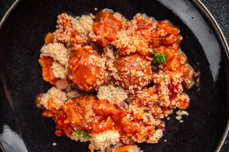 Couscous mit Fleischbällchen Gemüsesauce lecker frische Mahlzeit Snack auf dem Tisch kopieren Raum Lebensmittel Hintergrund rustikal Draufsicht Keto oder Paläo-Diät