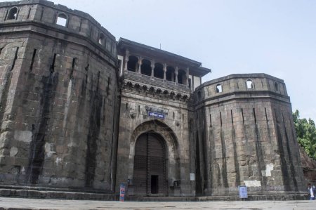 Téléchargez les photos : Vue frontale majestueuse de l'entrée fortifiée de Shaniwar Wada à Pune, en Inde. - en image libre de droit