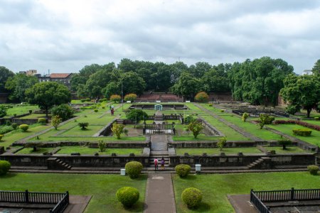 Téléchargez les photos : Jardins luxuriants du fort historique de Shaniwar Wada à Pune, en Inde. - en image libre de droit