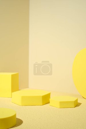 Téléchargez les photos : Fond d'affichage de produits piédestal jaune avec bloc géométrique moderne sous la lumière du soleil avec sensation d'été - en image libre de droit