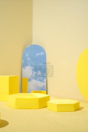 Téléchargez les photos : Fond d'affichage de produits piédestal jaune avec bloc géométrique moderne et ciel miroir sous la lumière du soleil avec sensation d'été - en image libre de droit