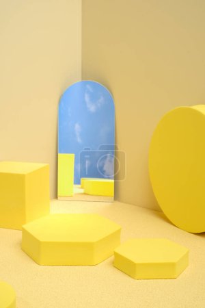 Téléchargez les photos : Fond d'affichage de produits piédestal jaune avec bloc géométrique moderne et ciel miroir sous la lumière du soleil avec sensation d'été - en image libre de droit