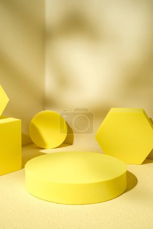 Téléchargez les photos : Fond d'affichage de produits piédestal jaune avec bloc géométrique moderne dans l'ombre de lumière du soleil avec sensation d'été - en image libre de droit