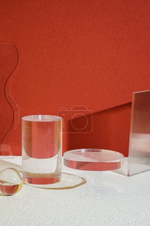 Téléchargez les photos : Transparence verre piédestal produit affichage moderne fond lumière et ombre réflexion toile de fond - en image libre de droit