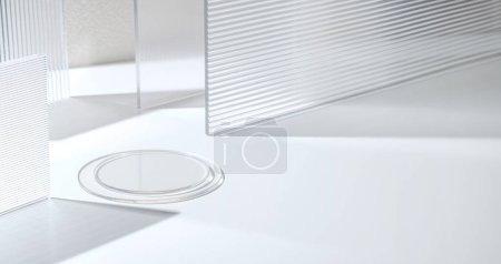 Téléchargez les photos : Transparence piédestal produit affichage haute clé fond blanc de verre de bande de transparence moderne avec la lumière du soleil - en image libre de droit