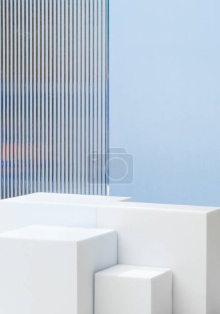 Téléchargez les photos : Fond bleu d'affichage de produit de piédestal de bloc blanc avec verre moderne de bande de transparence avec la lumière du soleil - en image libre de droit