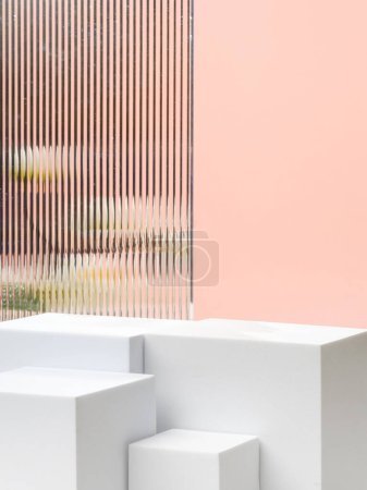 Téléchargez les photos : Fond de pêche d'affichage de produit de piédestal de bloc blanc avec le verre moderne de bande de transparence et fleur avec la lumière du soleil - en image libre de droit