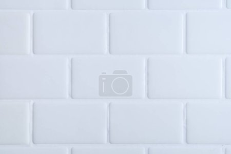 Téléchargez les photos : Blanc, mur de briques carrelage brillant regarder fond d'hygiène propre - en image libre de droit