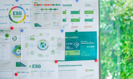 ESG (Umwelt, Soziales, Governance) Recyclingschild auf Laptop-Bildschirm mit kohlenstofffreier Tafel im Büro