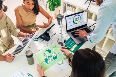 Diversity Team Brainstorming mit Fokus auf ESG (Umwelt, Soziales, Governance) für sdgs Ziele in einem nachhaltigen grünen Büro