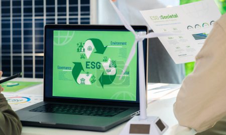 Foto de Señal de reciclaje ESG (medio ambiente, social, gobernanza) en la pantalla del ordenador portátil con tablero gráfico libre de carbono en la oficina - Imagen libre de derechos
