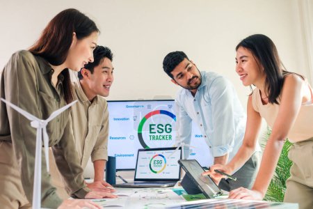 Téléchargez les photos : Brainstorming de l'équipe diversité axé sur l'ESG (environnement, social, gouvernance) pour les objectifs de sdgs dans un bureau vert durable - en image libre de droit