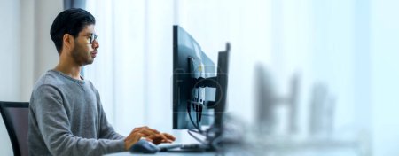 Téléchargez les photos : Asiatique promt ingénieur développer application de codage avec des données logicielles assis devant moniteur d'ordinateur au bureau - en image libre de droit
