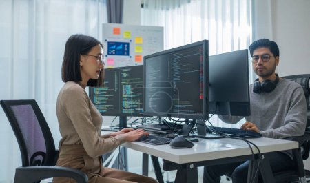 Foto de Asiático mujer y indio hombre desarrollador equipo trabajo acerca de programación software datos en línea en oficina - Imagen libre de derechos