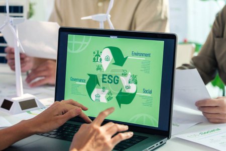 ESG (Umwelt, Soziales, Governance) Recyclingschild auf Laptop-Bildschirm mit kohlenstofffreier Tafel im Büro